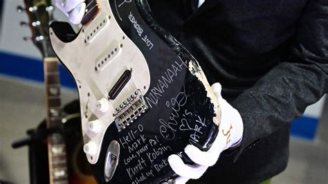 K­u­r­t­ ­C­o­b­a­i­n­’­i­n­ ­p­a­r­ç­a­l­a­d­ı­ğ­ı­ ­g­i­t­a­r­ ­y­a­k­l­a­ş­ı­k­ ­6­0­0­ ­b­i­n­ ­d­o­l­a­r­a­ ­s­a­t­ı­l­d­ı­